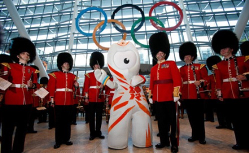 Гигантские олимпийские кольца установлены в лондонском аэропорту Хитроу