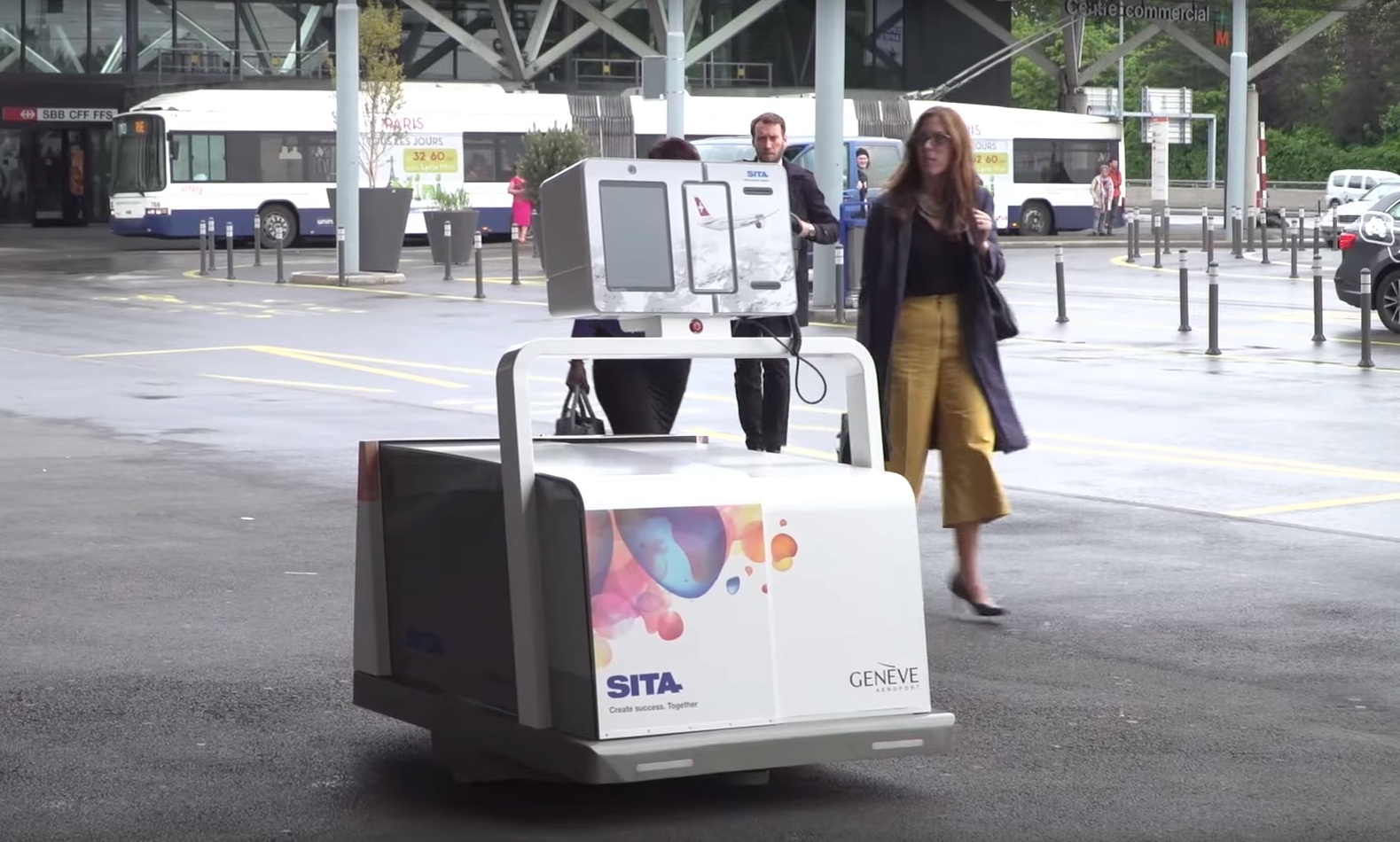 В Женеве начались испытания робота для сдачи багажа