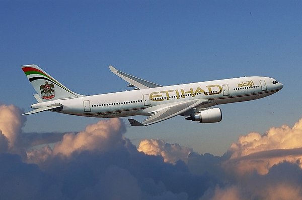 Компания Etihad Airways наняла 300 стюардесс-нянь